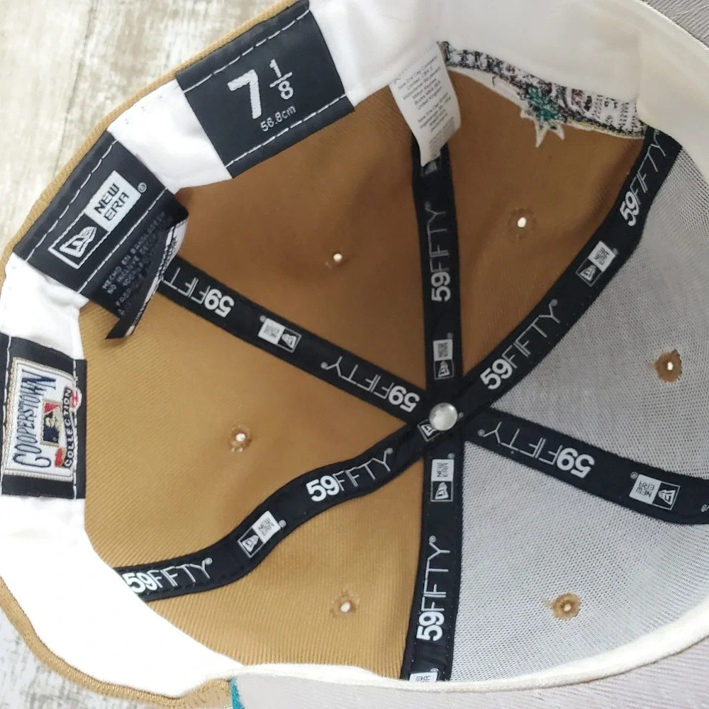 New Era Fitted Hat Cap‎ 7 1/8 Seattle Mariners Side Patch Wheat Metallic